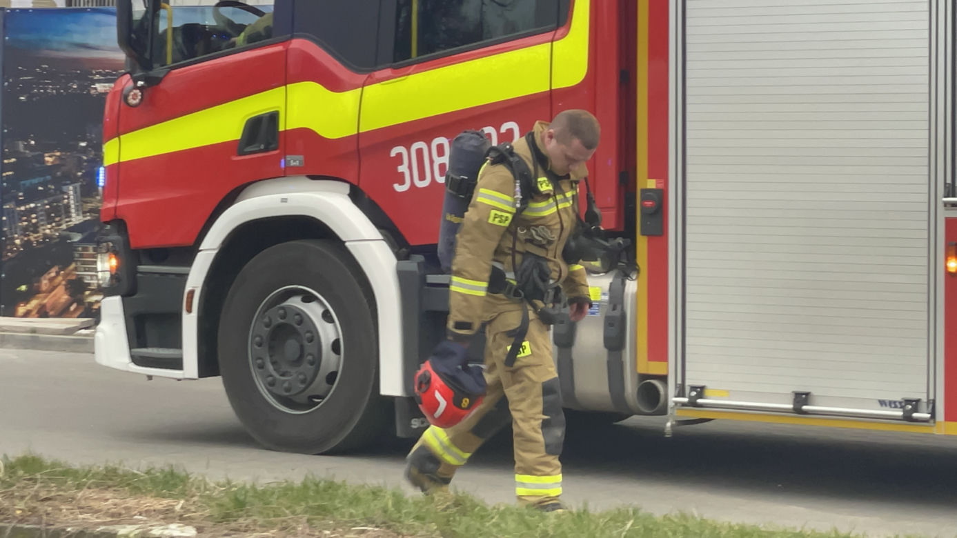 Kłęby dymu nad Pragą-Południe. Pożar na budowie