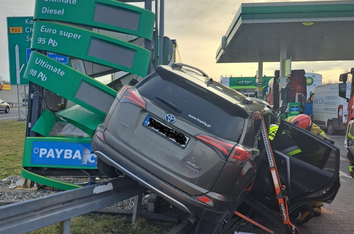 Wypadek na DTŚ. Auto wjechało w stację paliw w Rudzie Śląskiej