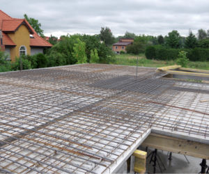 Dom z prefabrykatów - montaż ścian i stropu