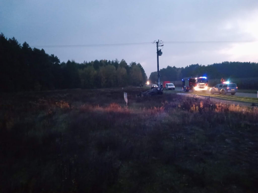 Poważny wypadek w Obrowie. Dachował samochód osobowy. Dwie osoby w szpitalu
