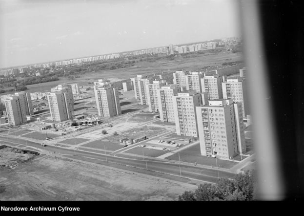 Widok z lotu ptaka od strony skrzyżowania ul. Jałtańskiej i ul. Św. Bonifacego na osiedla przy ulicach - od prawej: Soczi, Batumi i Kaukaskiej. W tle m.in. bloki Osiedla Służew.