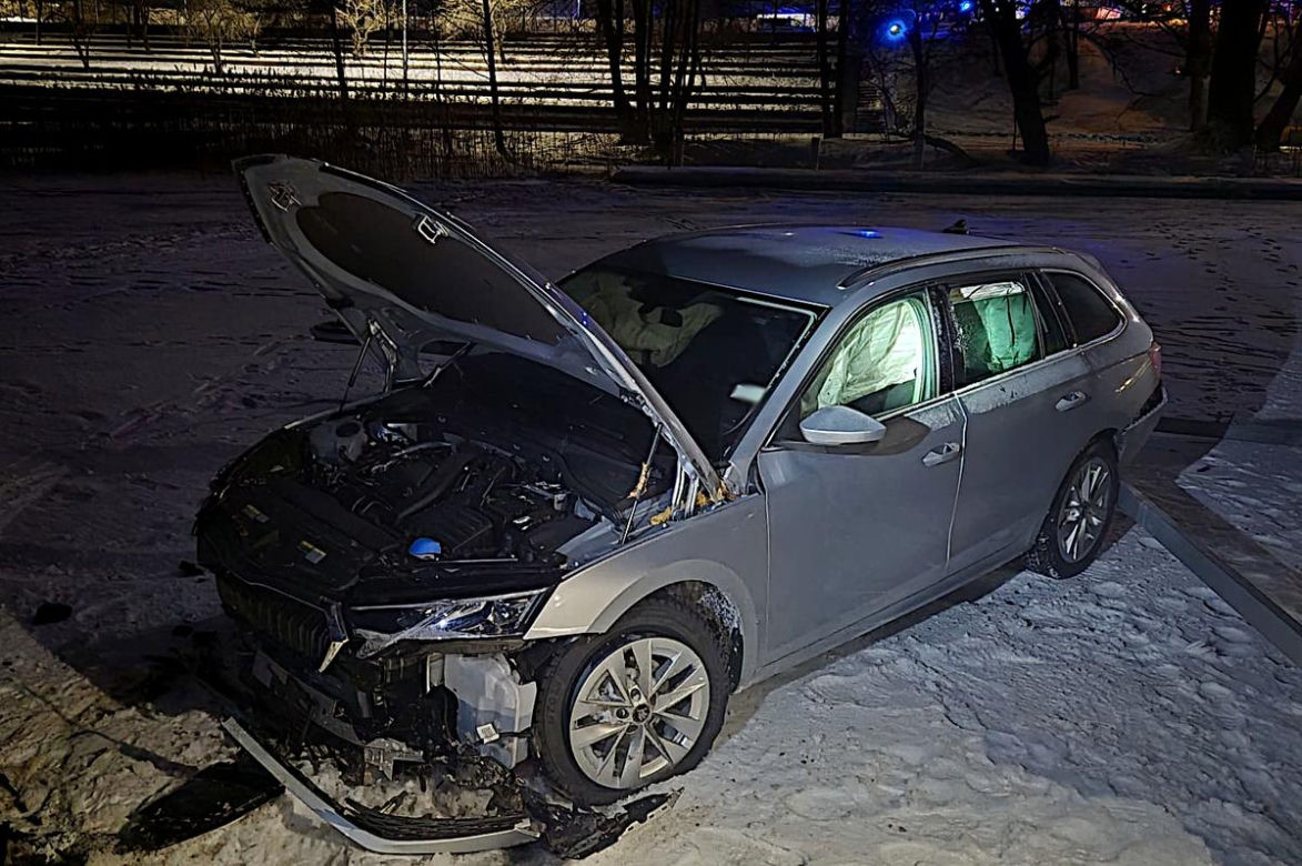 Pijany 59-latek wjechał skodą na jezioro. Jego rajd po lodzie zakończył się w zaskakujący sposób