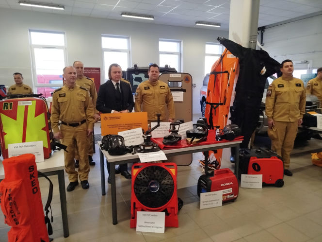 Nowy sprzęt trafi do strażaków z Siedlec, Łosic, Makowa Mazowieckiego, Ostrołęki, Ostrowi Mazowieckiej, Pułtuska, Sokołowa Podlaskiego, Węgrowa i Wyszkowa