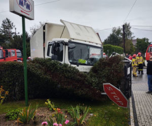 Wypadek w Stróżach. Dostawczak staranowany przez ciężarówkę
