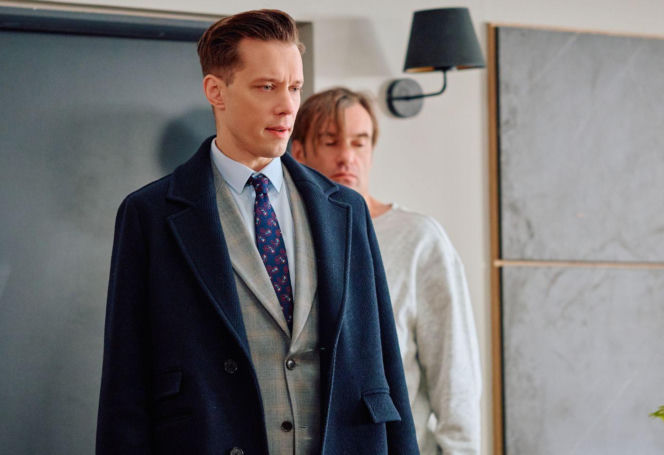 "Na Wspólnej", odcinek 4171: Kariera Mariusza wisi na włosku. Mężczyzna ucieka w alkohol i odsuwa się od Oli