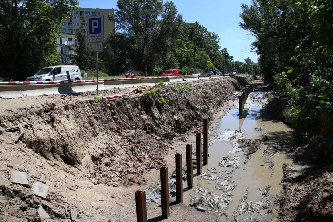 Budowa zapory przeciwpowodziowej blokuje miasto
