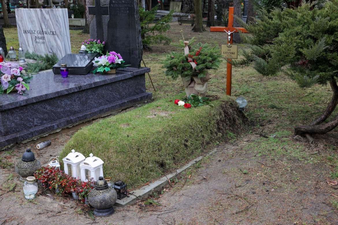 Tak wygląda grób Jana Lityńskiego w pierwszą rocznicę śmierci 