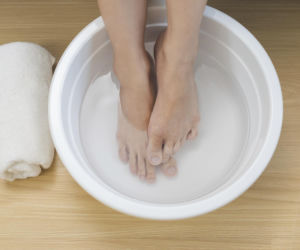 Działa na pocące się stopy lepiej niż antyperspirant. Przed snem wymieszaj 1/2 szklanki z wodą i namocz stopy. Będą suchutkie przez całą dobę