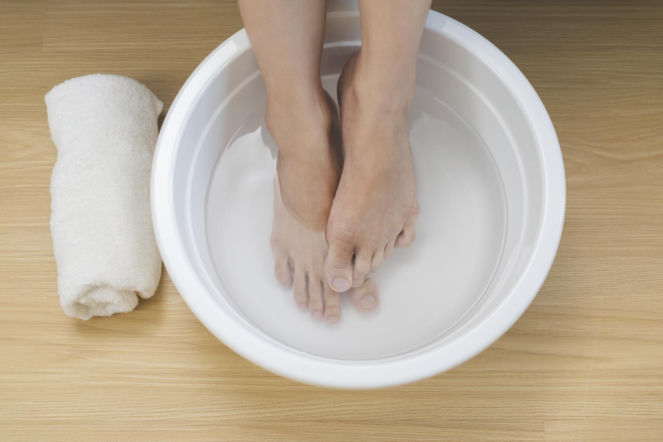 Działa na pocące się stopy lepiej niż antyperspirant. Przed snem wymieszaj 1/2 szklanki z wodą i namocz stopy. Będą suchutkie przez całą dobę