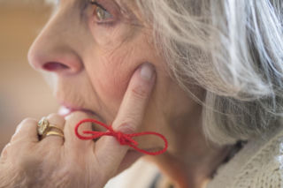 Alzheimer zostawia ślad we krwi. Naukowcy znaleźli nowy sposób diagnostyki
