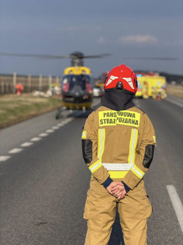 Ciężarówka zjechała do rowu. Poszkodowani kierowca i pasażer. "Wypadli przez przednią szybę"