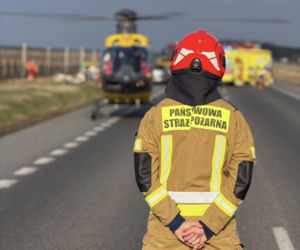 Ciężarówka zjechała do rowu. Poszkodowani kierowca i pasażer. Wypadli przez przednią szybę