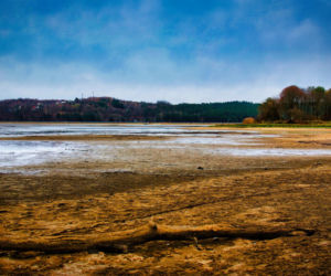 Rekordowo niski poziom wody w zalewie Brodzkim. Remont tamy i jazu Staszica w Brodach