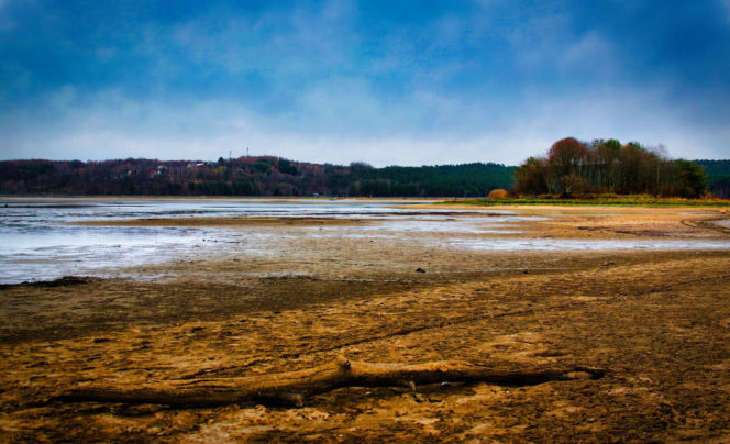 Rekordowo niski poziom wody w zalewie Brodzkim. Remont tamy i jazu Staszica w Brodach