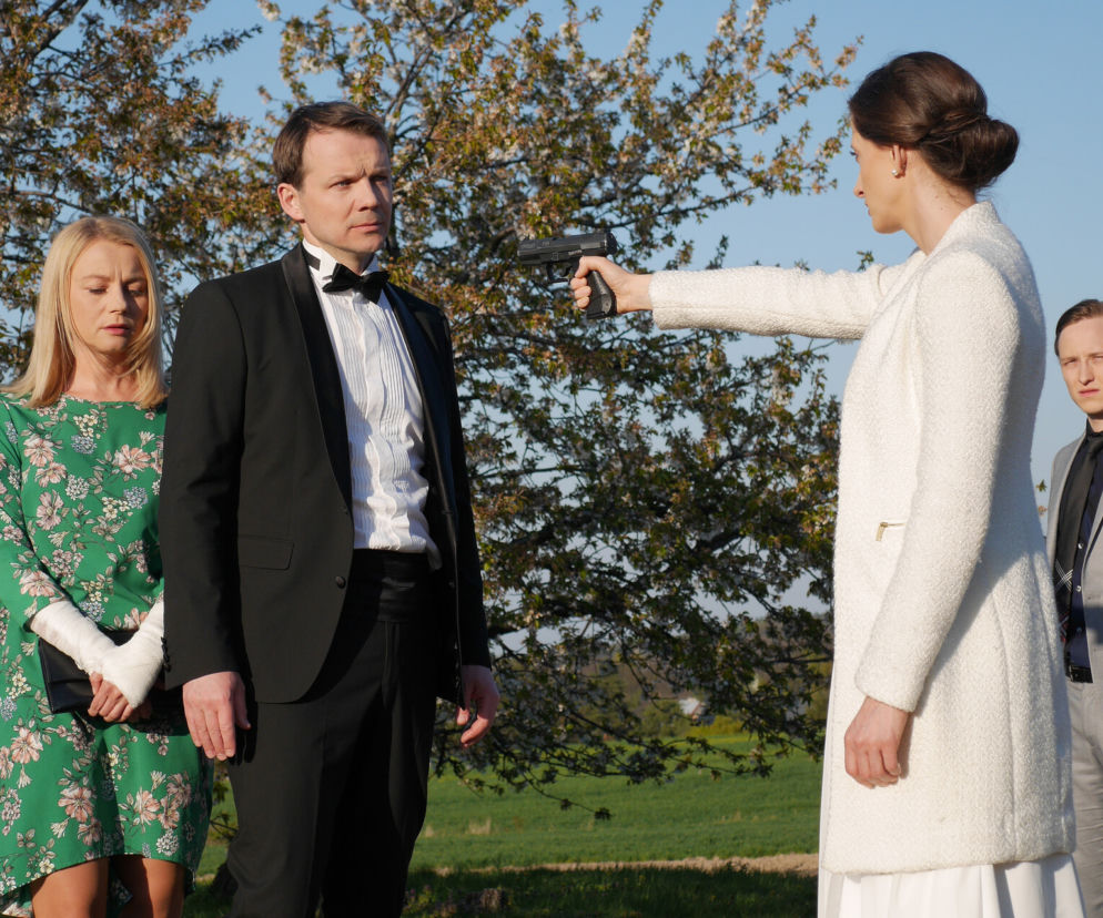 Pierwsza miłość, odc. 2913. Emilka (Anna Ilczuk), Mateusz (Lesław Żurek), Wanda (Monika Pikuła)