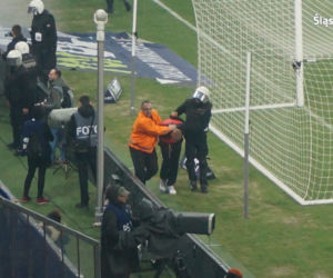 Tychy: Zadyma podczas meczu GKS Tychy - Ruch Chorzów. Policja zatrzymała dwie osoby [ZDJĘCIA]