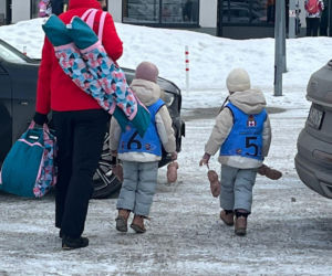 Kosiniak-Kamysz uczy dzieci szusować