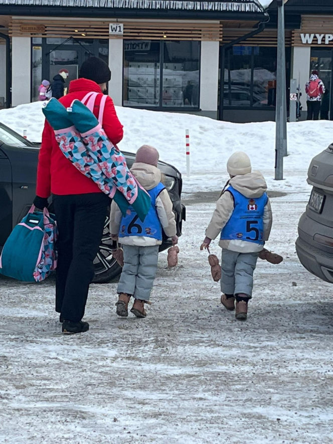 Kosiniak-Kamysz uczy dzieci szusować