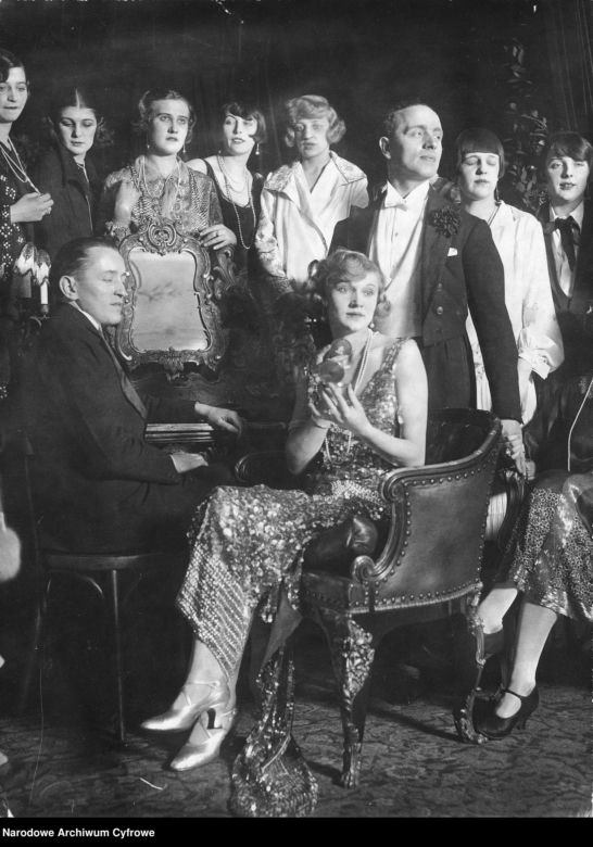 Modelki uczestniczące w pokazie "Fryzura przez wieki" w Berlinie, 1926. Widoczny m.in.: słynny fryzjer Antoni Cierplikowski "Antoine"
