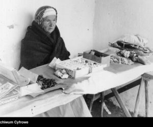 Starsza kobieta handlująca słodyczami. Śląsk Cieszyński. 1931 rok