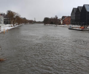 Wysoko woda w rzece Elbląg. Alarm przeciwpowodziowy na terenie miasta 
