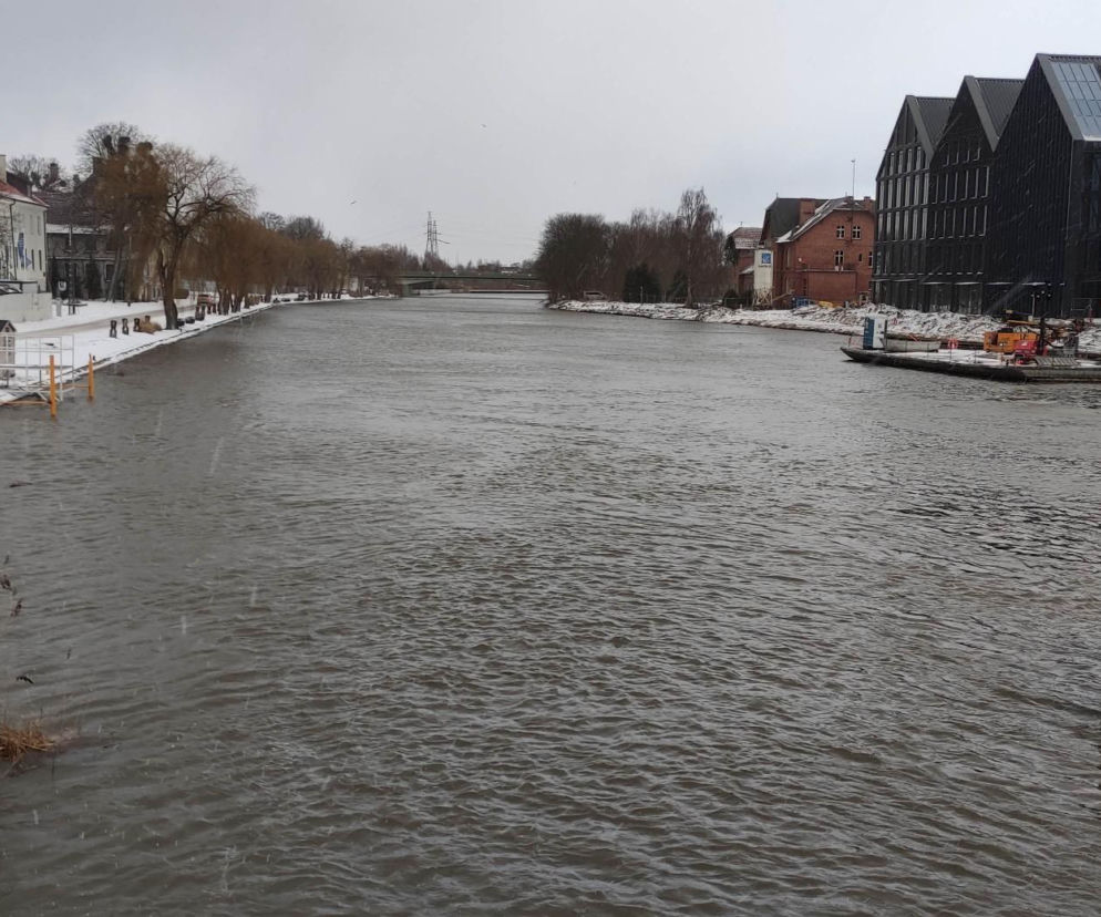 Wysoko woda w rzece Elbląg. Alarm przeciwpowodziowy na terenie miasta 