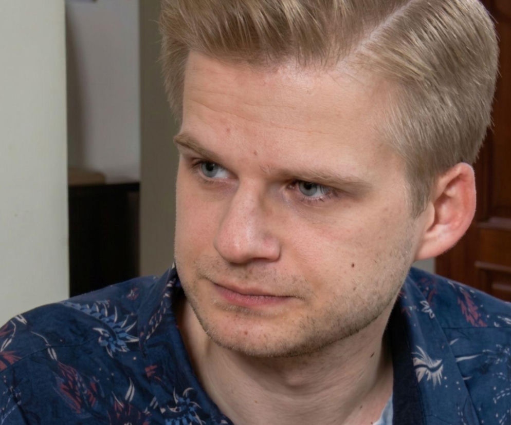 Jasiek Rafalski w granatowej koszuli we wzory. O jego sercowych perypetiach po powrocie z wakacji pisze SE Superseriale.