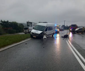 Wielogłowy. Wypadek na DK 75! Siła uderzenia urwała koło w samochodzie