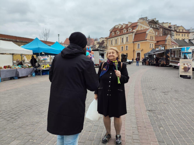 ESKA Lublin rozdawała żonkile na wiosnę