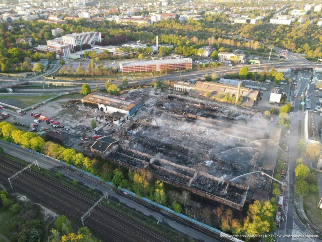 Potężny pożar fabryki drutu w Gliwicach. Strażacy dogaszają pogorzelisko