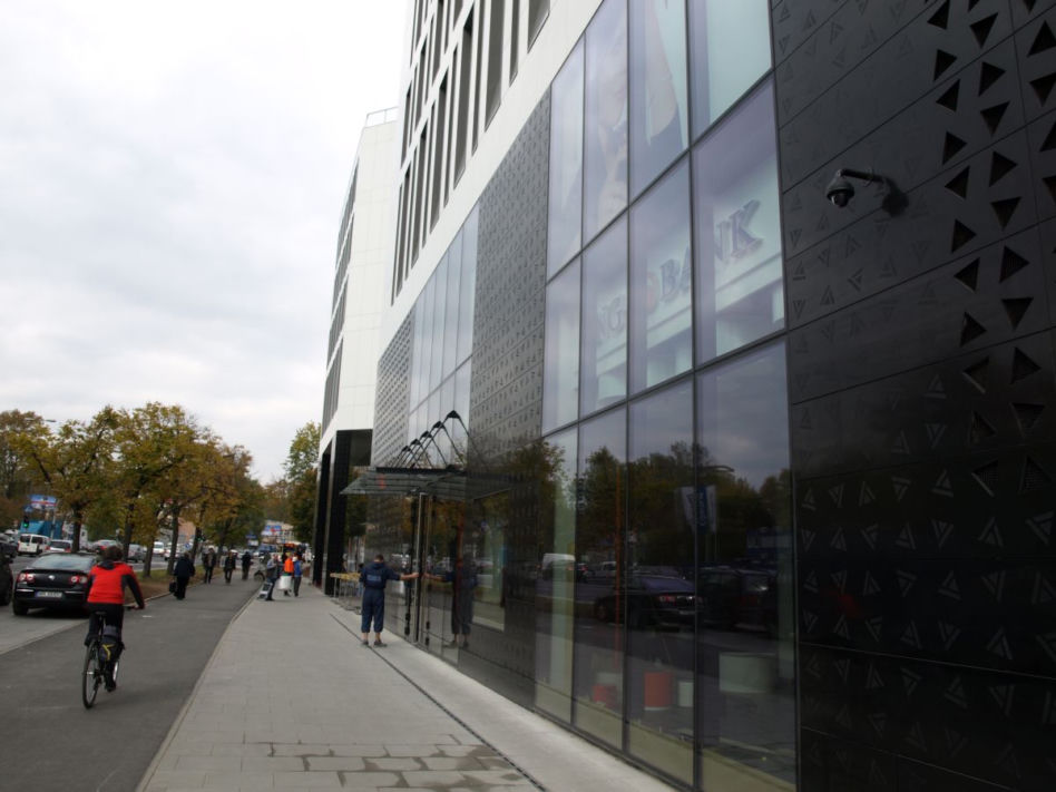 Plac Unii, Warszawa. Szeroka ścieżka rowerowa przy nowej inwestycji