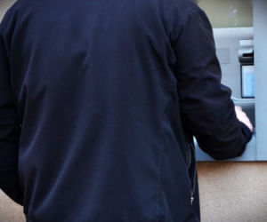 Wpadł złodziej kart bankomatowych.  Pieniędzy nie wypłacił,  ale problemy ma duże!