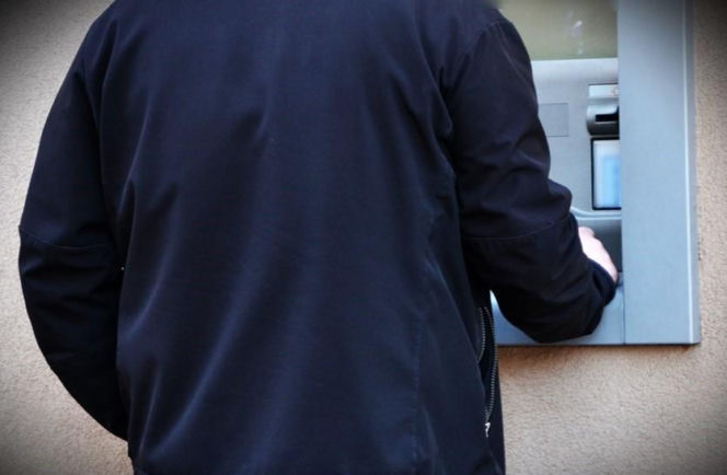 Wpadł złodziej kart bankomatowych.  Pieniędzy nie wypłacił,  ale problemy ma duże!