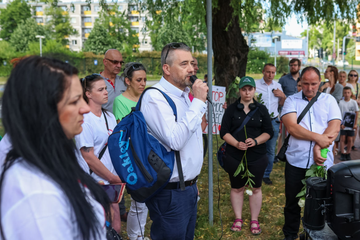 Biały Marsz dla Kamilka. Mieszkańcy Częstochowy przynieśli białe róże