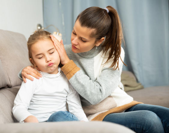 Ból ucha u dziecka: jak przynieść ulgę w domu? Te metody złagodzą cierpienie przed wizytą u lekarza