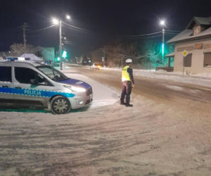 Pijany 37-latek wiózł pijaną parę z maleńkim dzieckiem! „Dziecko z objawami wyziębienia”