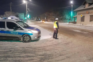 Pijany 37-latek wiózł pijaną parę z maleńkim dzieckiem! „Dziecko z objawami wyziębienia”