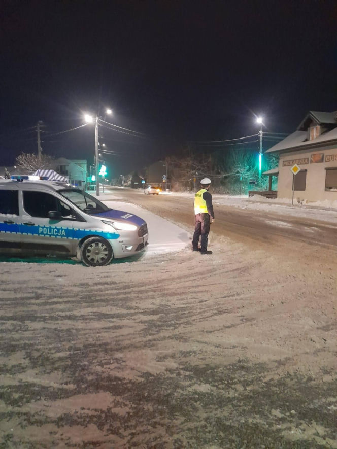 Pijany 37-latek wiózł pijaną parę z maleńkim dzieckiem! „Dziecko z objawami wyziębienia”