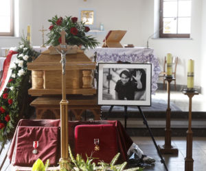 Poruszające pożegnanie „Kowboja z aparatem”. Pogrzeb fotoreportera Adama Chełstowskiego 