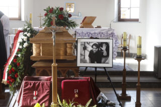 Poruszające pożegnanie „Kowboja z aparatem”. Pogrzeb fotoreportera Adama Chełstowskiego 