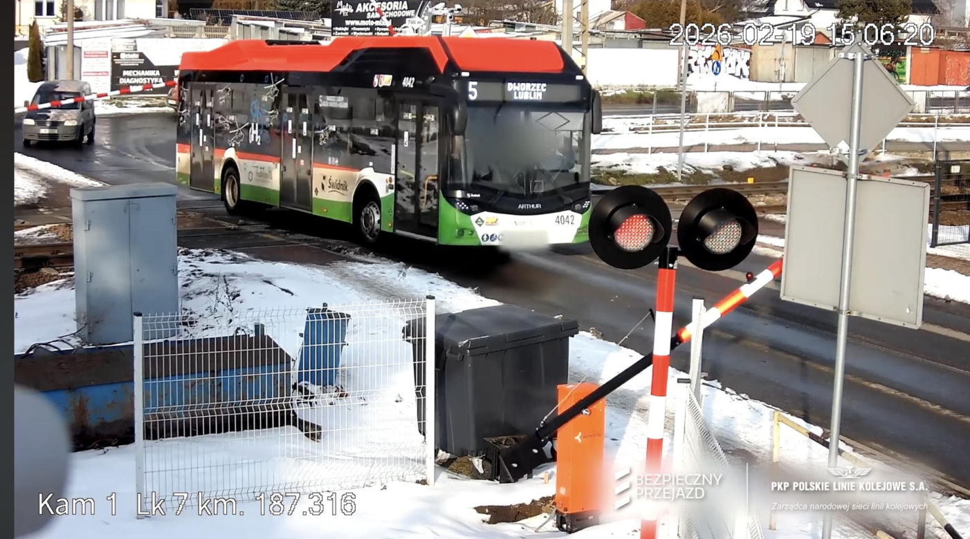 Autobus utknął na przejeździe kolejowym