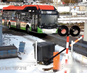 Autobus utknął między rogatkami! Mogło dojść do tragedii