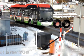 Autobus utknął między rogatkami! Mogło dojść do tragedii