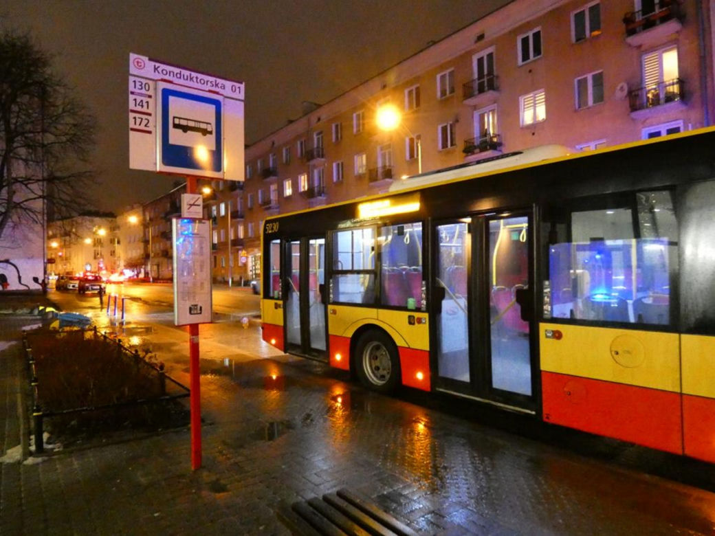 Wieczorny dramat na Mokotowie. Pieszy potrącony przez autobus