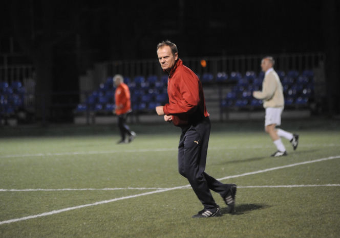 Donald Tusk gra w piłkę