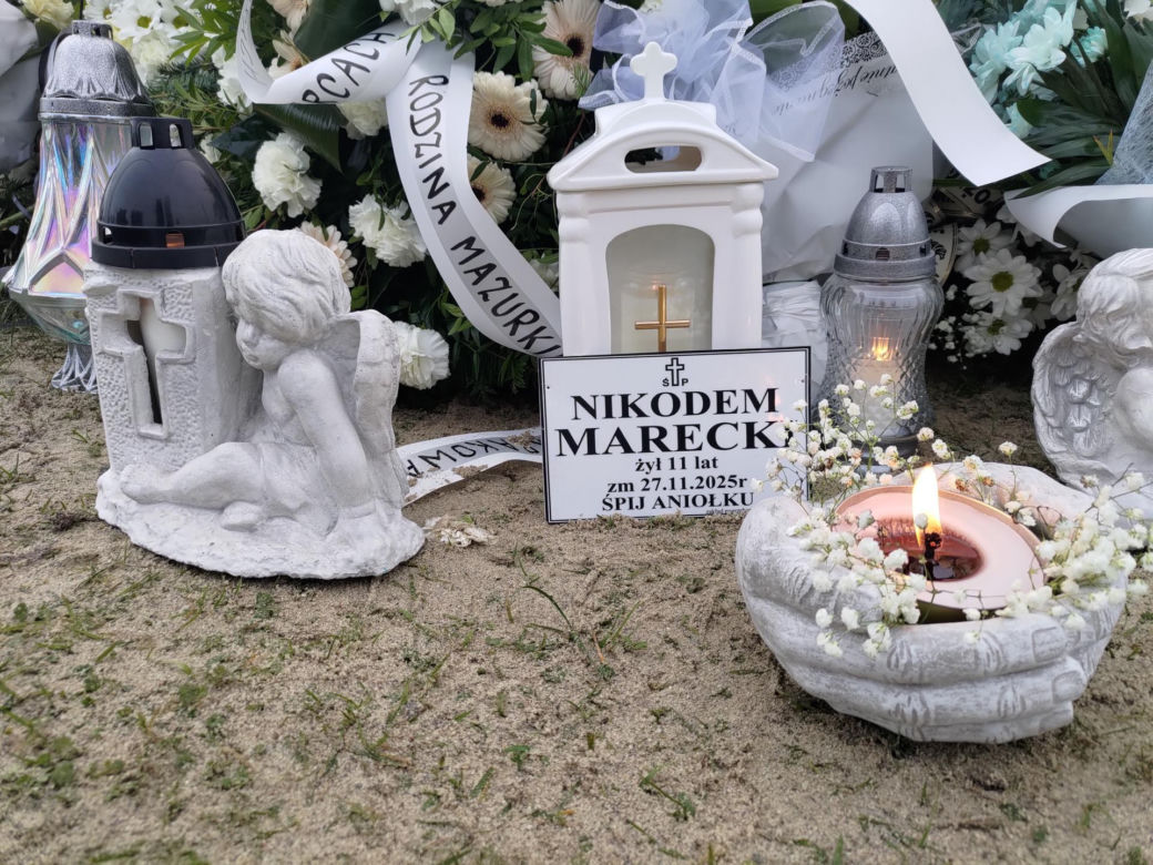 Białe misie strzegą grobu Nikodema Mareckiego. 11-letni aktor zginął w strasznym wypadku