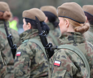 Kwalifikacja wojskowa dla kobiet. Co czeka tysiące 19-latek? To nie jest pobór