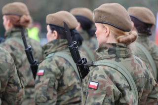 Kwalifikacja wojskowa dla kobiet. Tysiące 19-latek dostaną wezwanie? To nie jest pobór