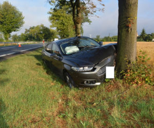 Groźny wypadek w powiecie radziejowskim. 65-letni kierowca uderzył w drzewo! [ZDJĘCIA]