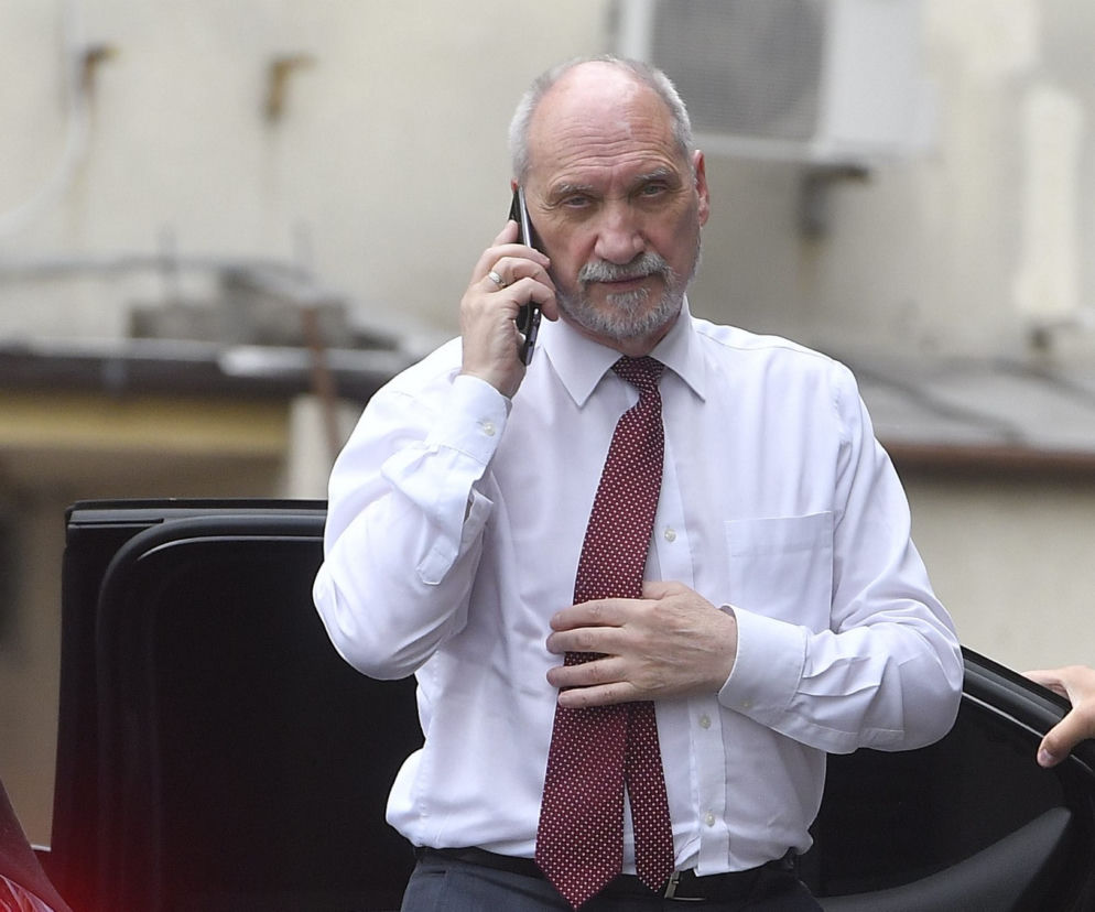 Macierewicz czyta o gejach nazistach